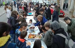 Les AMPAs de Vilanova treuen els menjadors escolars al carrer per reclamar que se'ls mantingui la gestió. @AturemV