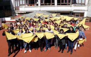 Les colles castelleres i Òmnium Cultural creen un mocador de color groc per donar suport als polítics empresonats. ACN