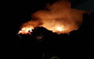 Les flames de l'incendi forestal de Castelldefels, l'1 de gener del 2018. Ajuntament de Castelldefe