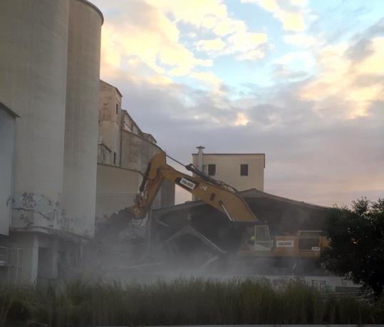 Les màquines comencen a tirar a terra les instal·lacions de l'antiga Griffi, a Vilanova. EIX