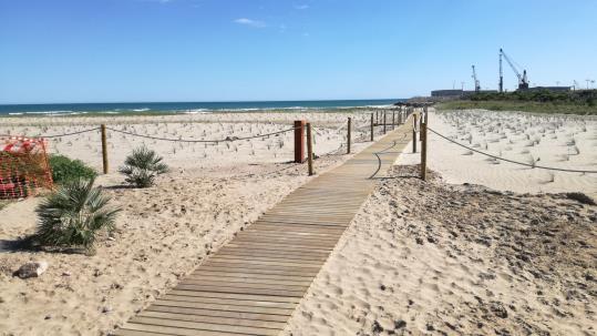 Les obres de naturalització de la platja del Far estan pràcticament enllestides on s’han suprimit 400 places d’aparcament. Jordi Lleó