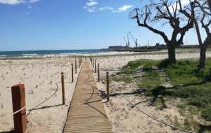 Les obres de naturalització de la platja del Far estan pràcticament enllestides on s’han suprimit 400 places d’aparcament