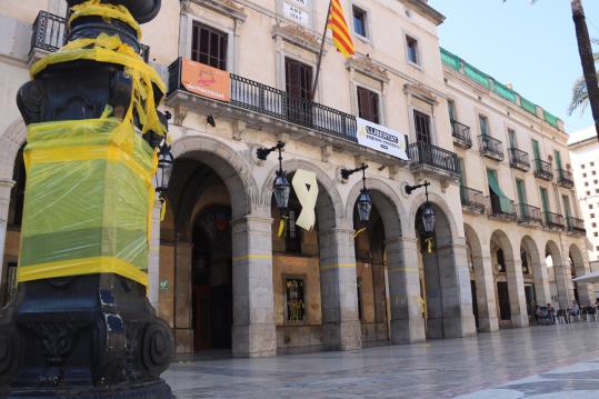 Les pancartes contra els “presos polítics” tornen a exhibir-se a l'Ajuntament de Vilanova i la Geltrú. ACN