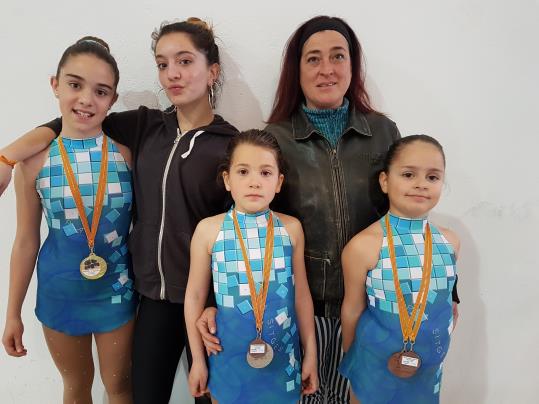 Les patinadores del PA Sitges amb les seves entrenadores. Eix