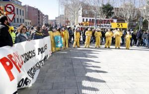 Les persones concentrades davant dels Jutjats d'Igualada amb pancartes i vestits grocs. 7 de març de 2018. ACN