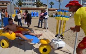 Les platges de Sitges estrenen el primer punt per a persones amb mobilitat reduïda. Ajuntament de Sitges