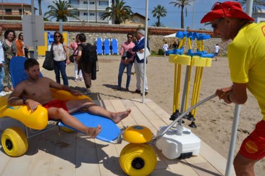 Les platges de Sitges estrenen el primer punt per a persones amb mobilitat reduïda. Ajuntament de Sitges