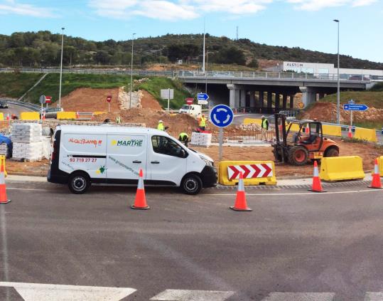 Les rotondes del nus de l'autopista a Sitges comencen les obres d’embelliment. Ajuntament de Sitges