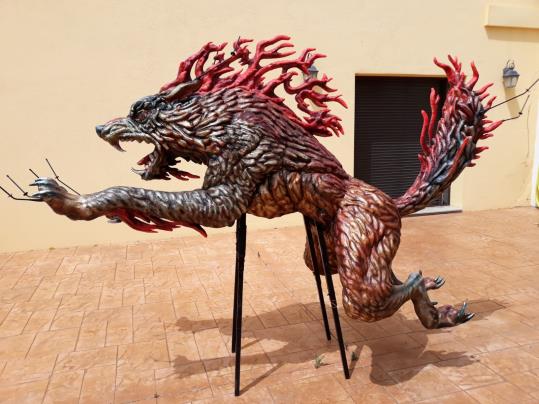 L'escultora vilafranquina Dolors Sans dissenya el nou drac Lloba Lea de Calella. EIX