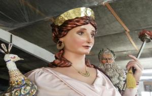 L'escultora vilafranquina Dolors Sans estrena la geganta Hera de l'Hospitalet. Dolors Sans