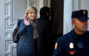 L'expresidenta de l'AMI Neus Lloveras saluda mentre entra a la seu del Tribunal Suprem per declarar el 20 de febrer del 2018. ACN