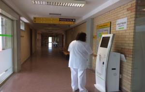 L'hospital de Vilafranca posa en marxa un nou sistema d’admissió i crida per a les visites . Hospital Alt Penedès