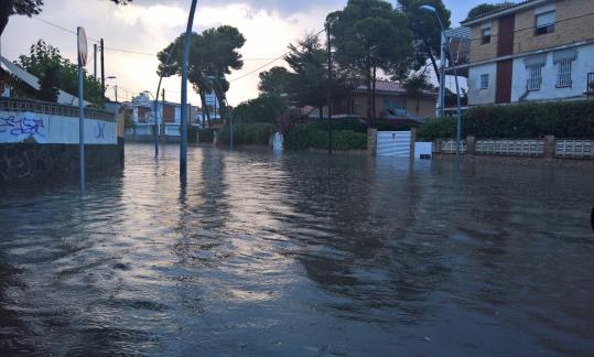 L'intens aiguat d'aquest matí ha tornat a inundar Coma-ruga. Gent de Coma-ruga