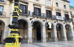 Llaços grocs penjats aquesta matinada a la plaça de la Vila