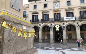 Llaços grocs penjats aquesta matinada a la plaça de la Vila