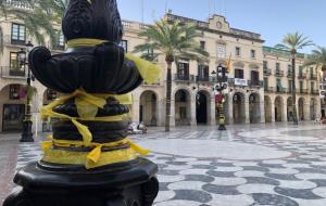 Llaços grocs penjats aquesta matinada a la plaça de la Vila