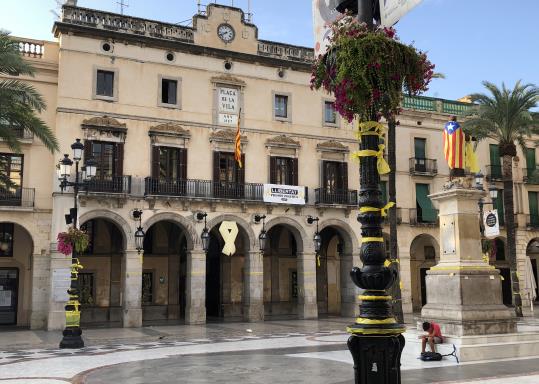 Llaços grocs penjats aquesta matinada a la plaça de la Vila. Eix