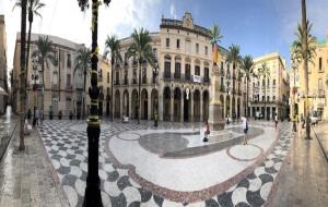 Llaços grocs penjats aquesta matinada a la plaça de la Vila