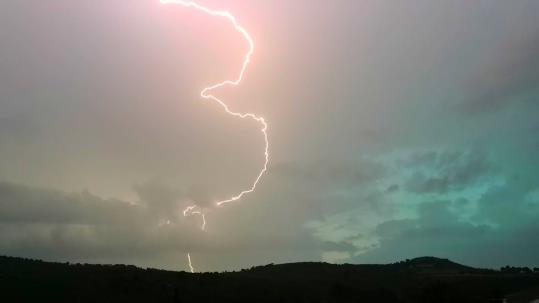 Llamps capturats aquesta nit a Viladellops, Olèrdola. Francisco Lorenzo