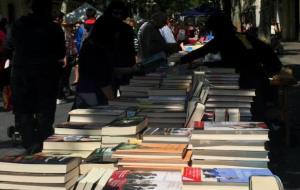 Llibres a una parada a la rambla de Vilanova per Sant Jordi. Eix