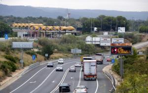 L'N-340 a l'alçada de l'accés del peatge d'Altafulla-Torredembarra, amb un rètol lluminós que informa de la restricció de pas de camions. ACN