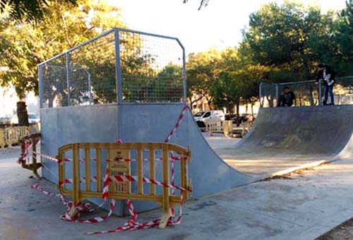 L'skatepark és petit, insuficient i està totalment deteriorat, suposant un perill pels usuaris. Eix