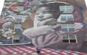 Lula Goce, l’artista encarregada del mural de la plaça del Mercat de Vilanova i la Geltrú. Marta González