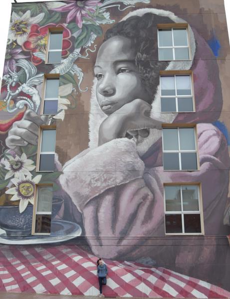 Lula Goce, l’artista encarregada del mural de la plaça del Mercat de Vilanova i la Geltrú. Marta González