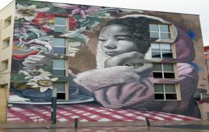 Lula Goce, l’artista encarregada del mural de la plaça del Mercat de Vilanova i la Geltrú