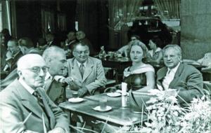 Manuel Humbert, Fenosa, Joan Serra, Constance Mallet i Emili Bosch Roger en una terrassa d’un cafè de Barcelona, 1956. Nicole Fenosa