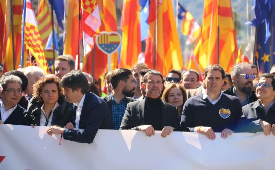 Manuel Valls, a la capçalera de la manifestació 'Ara més que mai, seny', convocada a Barcelona per SCC, el 18 de març de 2018. ACN / Júlia Pérez
