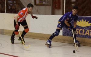 Marc Vázquez controlant la bola davant d'un defensor del Sant Feliu