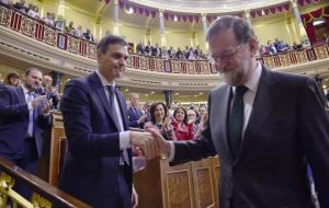 Mariano Rajoy i Pedro Sánchez es donen la mà després de la votació de la moció de censura aquest 1 de juny del 2018. ACN Pool