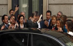 Mariano Rajoy saluda la gent en la seva sortida al Congrés després de la votació de la moció de censura . ACN / Javier Barbancho
