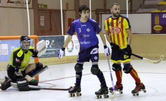 Mauro Giuliani defensat per Marc Figa, va fer un gol en el seu debut davant la seva afició. Dídac Berlanga