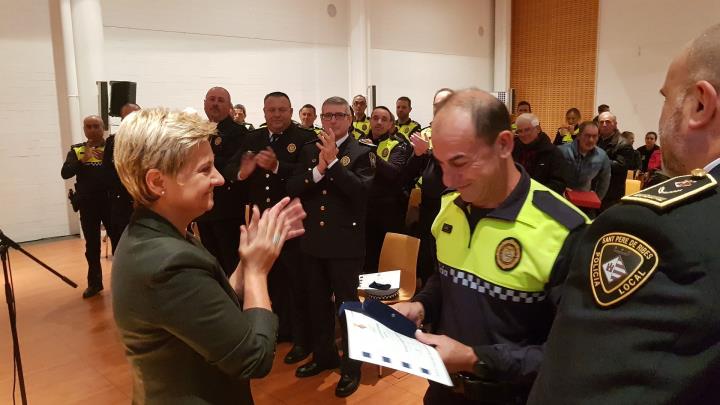 Medalla al mèrit policial a un agent de Sant Pere de Ribes per rescatar un jove que s'ofegava a la platja de Garraf. Ajt Sant Pere de Ribes