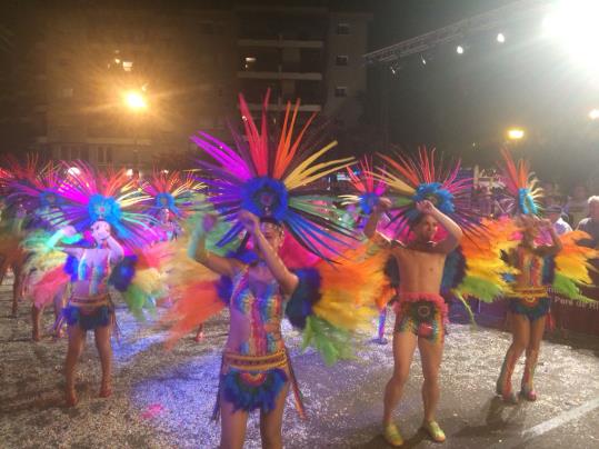 Més de 1.500 persones donen un nou rècord de participació a la Rua Summer de les Roquetes . Ajt Sant Pere de Ribes