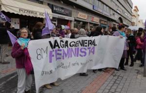 Més de dues mil persones es manifesten a Vilanova i la Geltrú per la defensa dels drets de les dones. Arnau Salvó