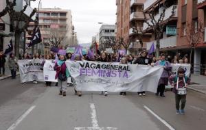 Més de dues mil persones es manifesten a Vilanova i la Geltrú per la defensa dels drets de les dones