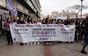 Més de dues mil persones es manifesten a Vilanova i la Geltrú per la defensa dels drets de les dones