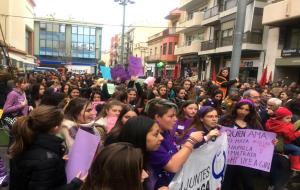 Més de dues mil persones es manifesten a Vilanova i la Geltrú per la defensa dels drets de les dones