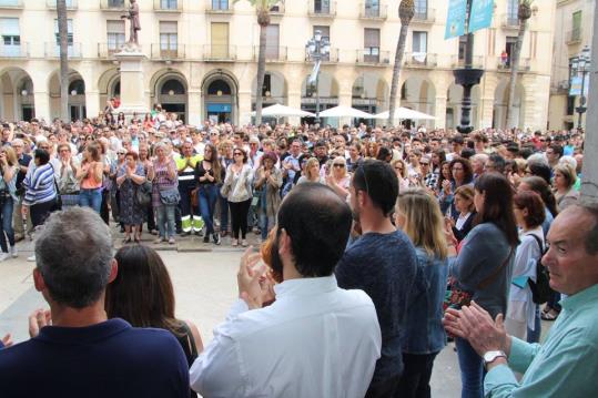 Més d'un miler de persones es concentren a la plaça de la Vila per mostrar el seu rebuig a l'assassinat de la nena de 13 anys. Ajuntament de Vilanova