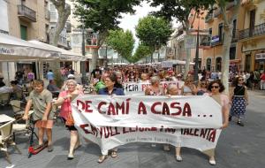 Mig miler de persones es manifesten a Vilanova contra la posada en llibertat de La Manada