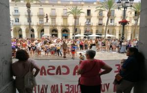 Mig miler de persones es manifesten a Vilanova contra la posada en llibertat de La Manada