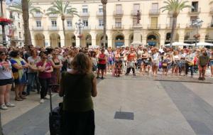 Mig miler de persones es manifesten a Vilanova contra la posada en llibertat de La Manada