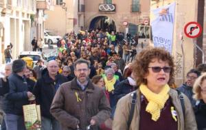 Mig miler de persones marxen per la llibertat dels polítics empresonats a so de cassola i xiulet al Vendrell. ACN