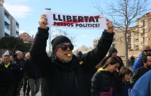 Mig miler de persones marxen per la llibertat dels polítics empresonats a so de cassola i xiulet al Vendrell