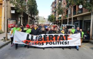 Mig miler de persones marxen per la llibertat dels polítics empresonats a so de cassola i xiulet al Vendrell