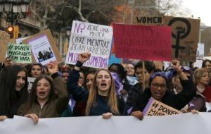 Milers de persones es manifesten a Barcelona pel 8-M sota el lema 'Ens aturem per canviar-ho tot'. ACN