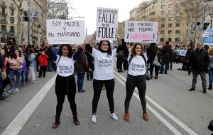 Milers de persones es manifesten a Barcelona pel 8-M sota el lema 'Ens aturem per canviar-ho tot'